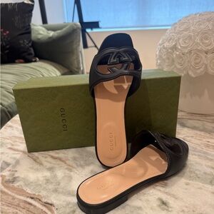 Gucci Black Women's Leather Logo Cutout Flat Sandals